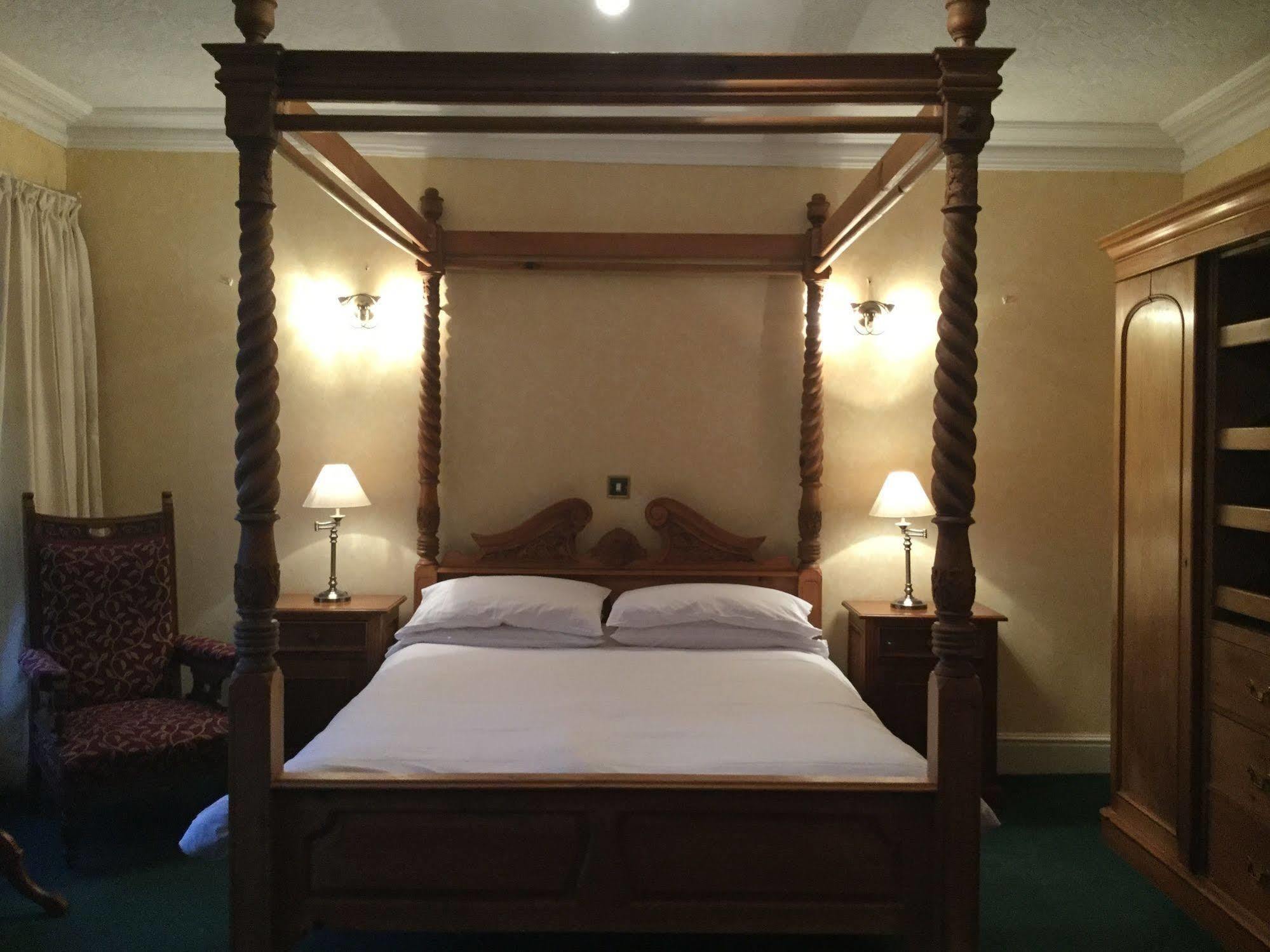 Llwyn Country House Ланели Екстериор снимка