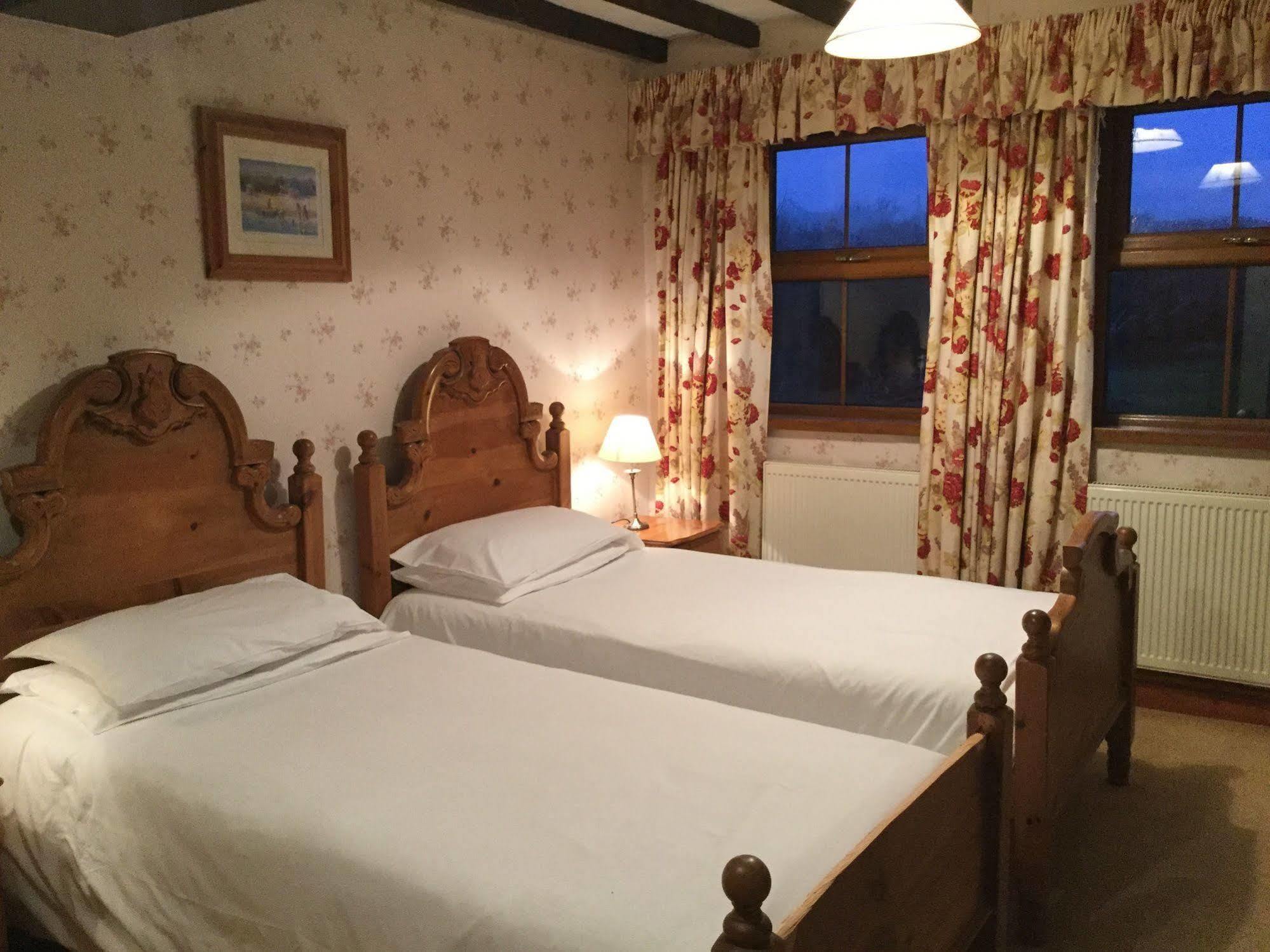Llwyn Country House Ланели Екстериор снимка